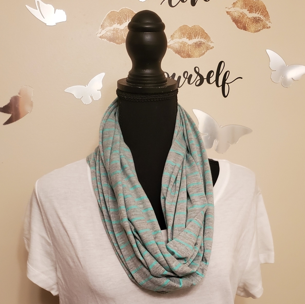4/$30🌟Charming Charlie Infinity Scarf